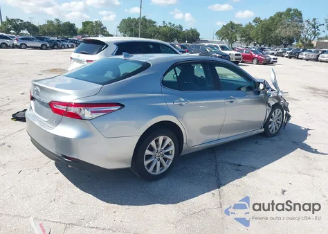 2020 Toyota Camry Le z USA, uszkodzony, nr VIN 4T1C11AKXLU975968